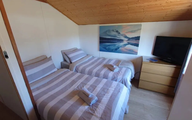Wildwood Cabin - Sleeps 6, Hot Tub & Parking