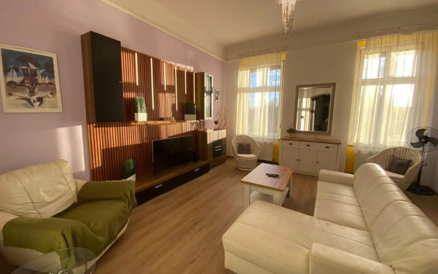 Park Danubes view central market Budapest