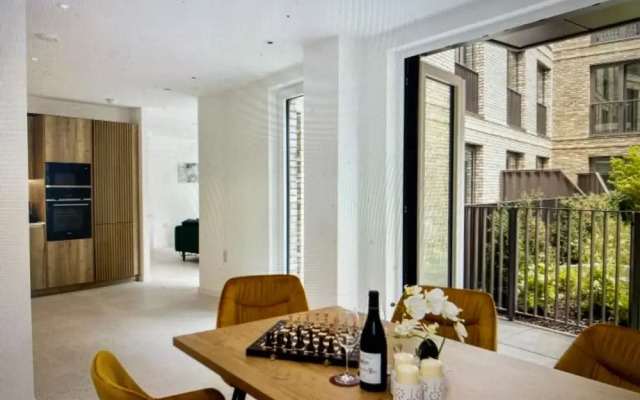 Luxury Spacious Flat With Communal Gardens Parking