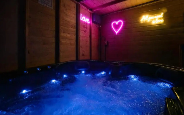 Family Holiday Home With Hot Tub Sleeps 8