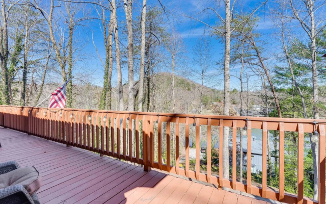 Pet-friendly Hiawassee Cabin w/ Lake Views & Sauna