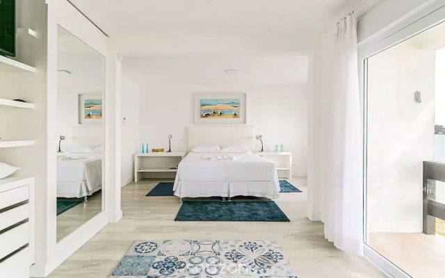 Seafront Beautiful House in Sto. Antonio Cda1647