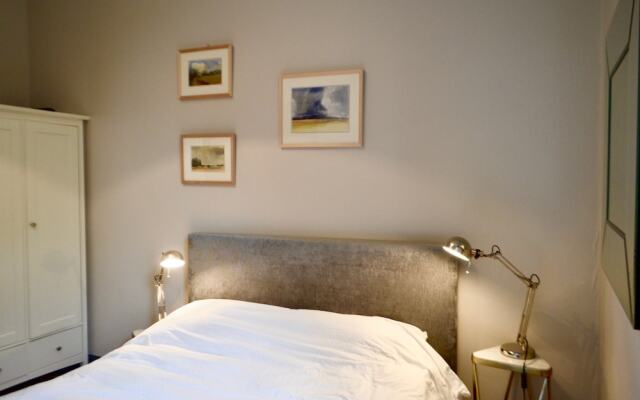 2 Bedroom Flat Near the Dean Village