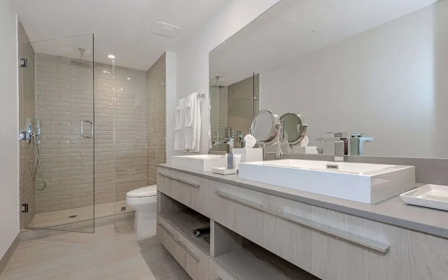 Stunning 25th-Floor Views in Hollywood
