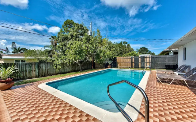 Avanti Vacation Rental, Relaxing 3-BR Retreat with Private Pool Minutes from Vanderbilt Beach and Delnor-Wiggins State Park. Enjoy Southern Exposure, BBQ Area, and Pet-Friendly Comfort