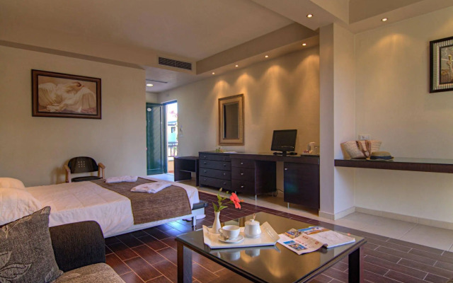 Solimar Aquamarine Resort