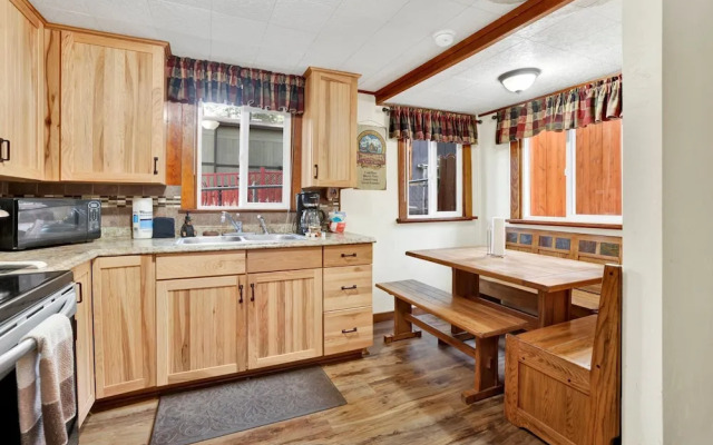 Green Squirrel Chateau #2484