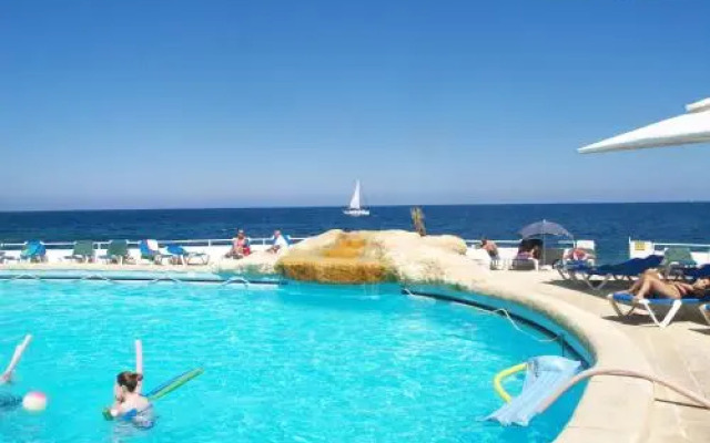 Modern Studio Central Location