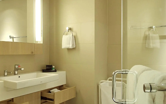 Ra Premiere Simatupang