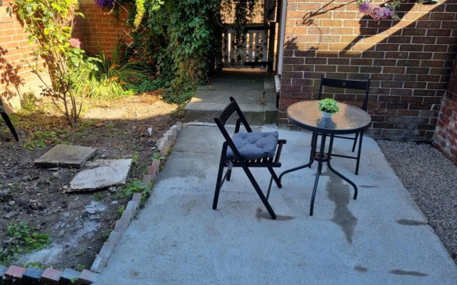 Modern 2-bed Home - Private Garden, Parking & Wifi