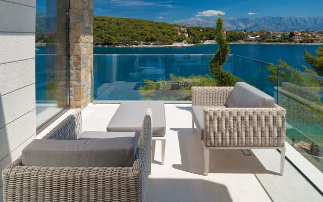Luxury Villa Silent with Infinity Pool