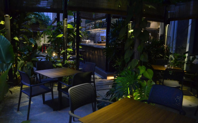 1825 Gallery Hotel