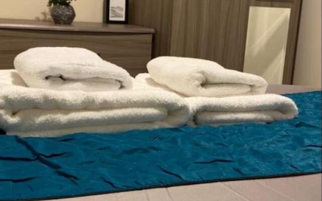 No25-Luxe Living Guest House- 2 Bed-WIFI-Free Parking-City- Beach