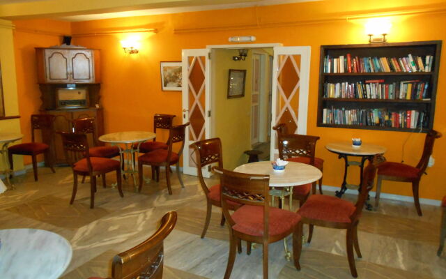 Byron Hotel