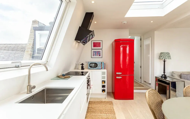 Bright and Spacious Penthouse With Terrace