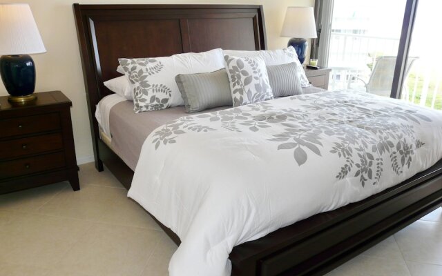 Eye-catching Beachfront Condo With Pool and Nice Views