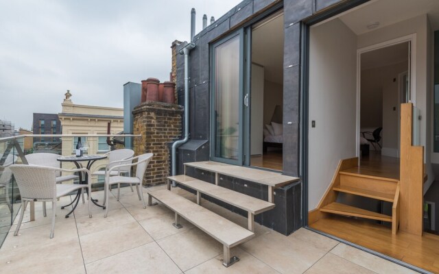 Delightful Dalston Home with Beautiful Balcony