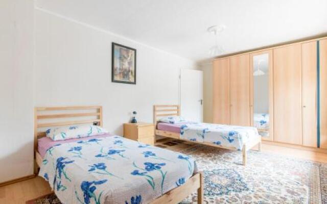 1 Private Single, 1 Twin Room. 3 Persons (6303)