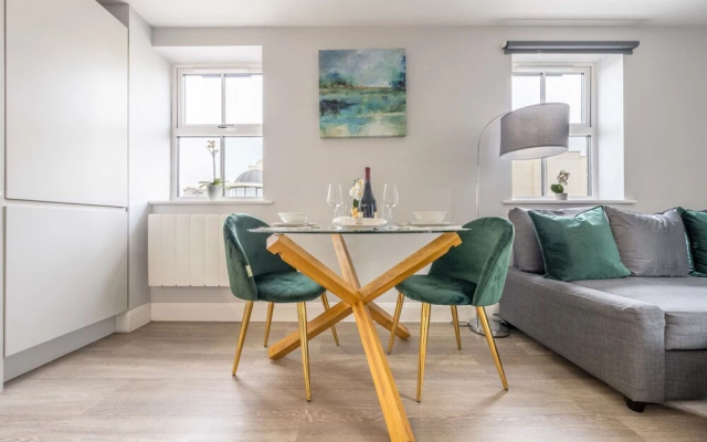 Super Luxe Central Maidenhead Apartment