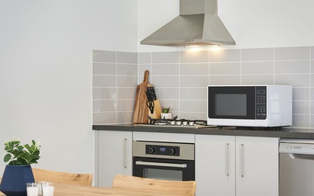 Spacious and Bright 1 Bedroom Apartment