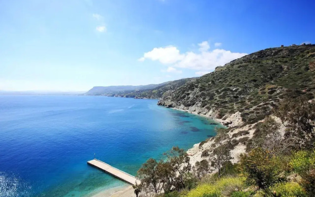 Seafront home 4' walk to private beach