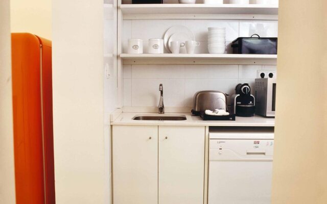 Chic & Basic Tallers Hostal