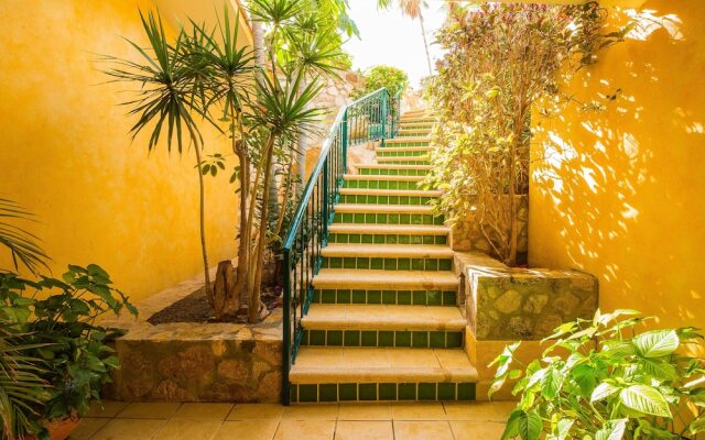 Walk to Cabo Marina & Downtown: Villa Mira Flores