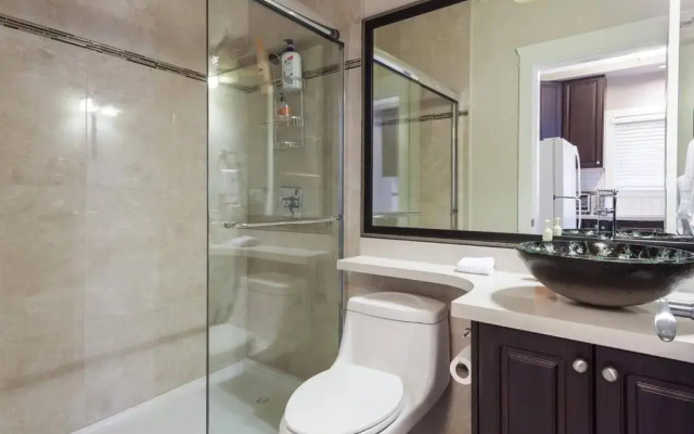 Rare Find Exquisitely New Quiet & Safe Skytrain Home