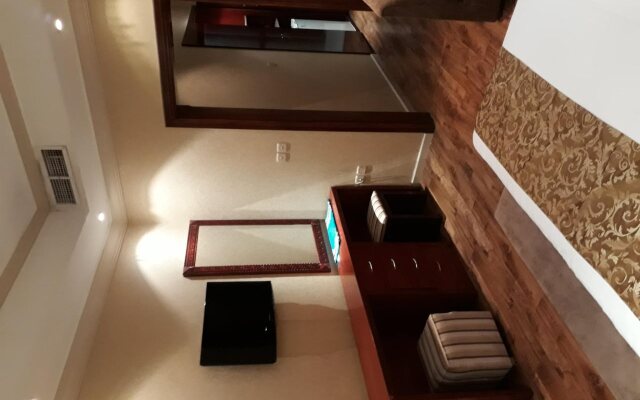 Nice Land Apart-Hotel
