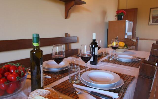 Elegant Farmhouse in Campriano With Swimming Pool