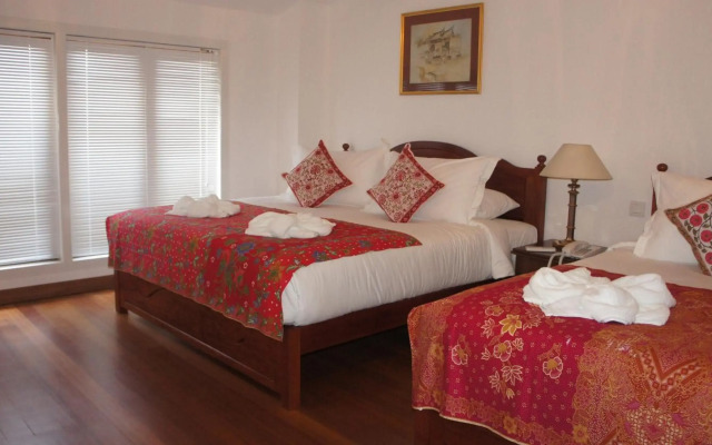 Heeren Straits Hotel