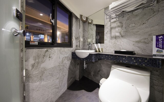 Metro Apartment