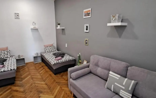 Sweet 16 Apartment in the Party District