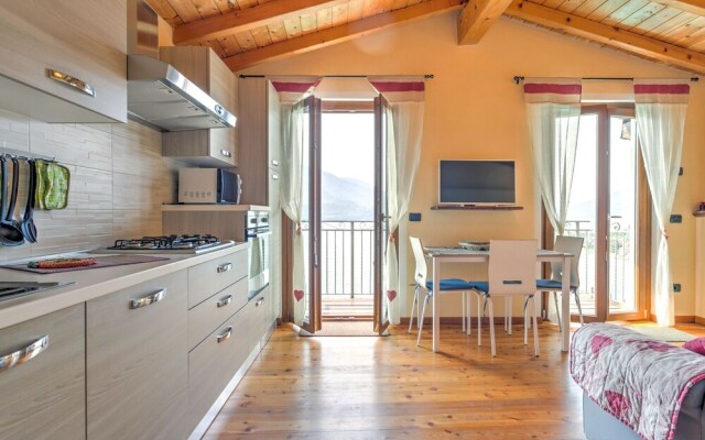 Modern Holiday Home with Swimming Pool in Gravedona