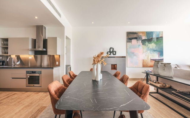 2br Apartment With Balcony and Views