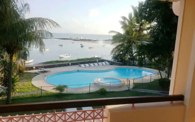 Residence With 6 Seafront Bungalows and Swimming