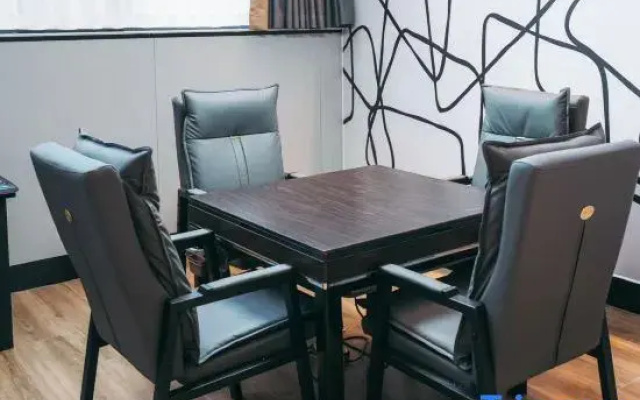 Mengzhou Lightning Bear E-Sports Hotel