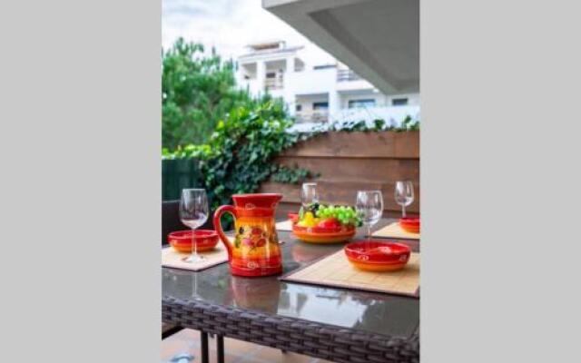 2BR poolfront family apartment WIFI and Near beach