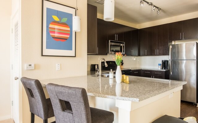 SoHo 1 BR with Balcony by Frontdesk