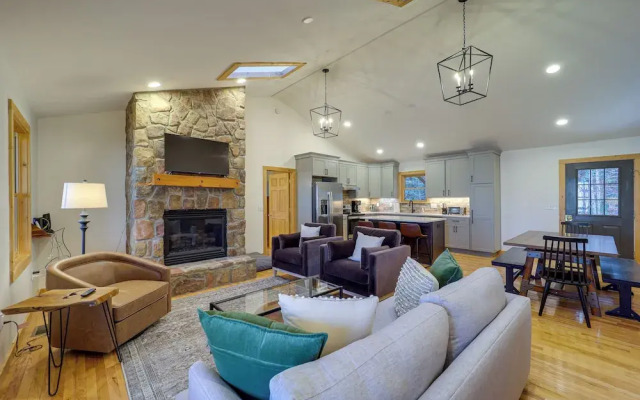 Blowing Rock Escape w/ Covered Deck & Fire Pit