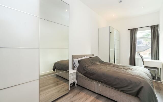 Modern 3BD House Near Heathrow and Tube Station