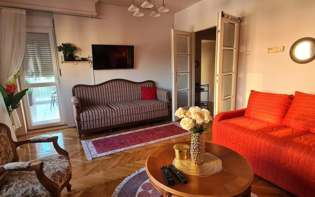 Windows City Apartment