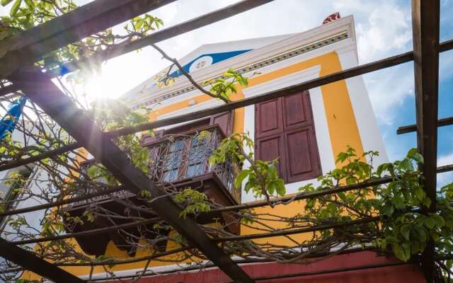 Karnayo Apartments & Rooms