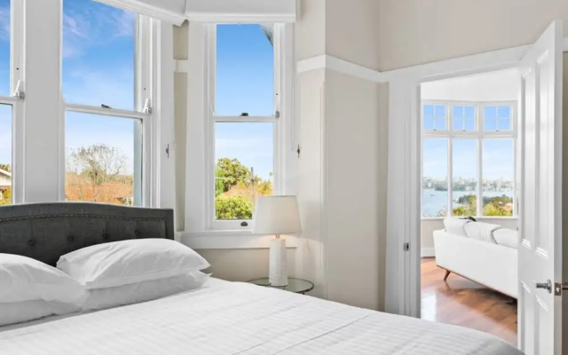 Huge Harbour View Apartment In Historic Home – Guest Rooms – Sydney