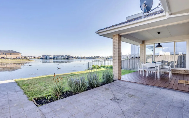StayAU Magnificent Lakefront Villa