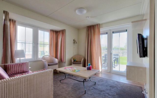 Spacious detached villa with washing machine, beach at 400m.