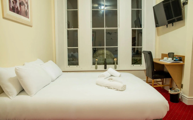 The Knighton Apartment by Paymán Club