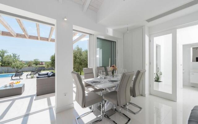 Luxurious Villa in Debeljak with Swimming Pool