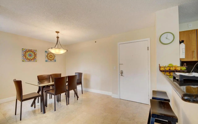 Renovated 2/2 Unit at Yacht Club/Aventura
