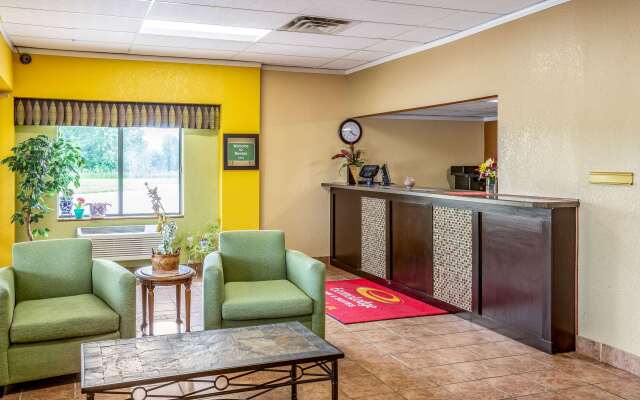 Econo Lodge Inn & Suites Newton